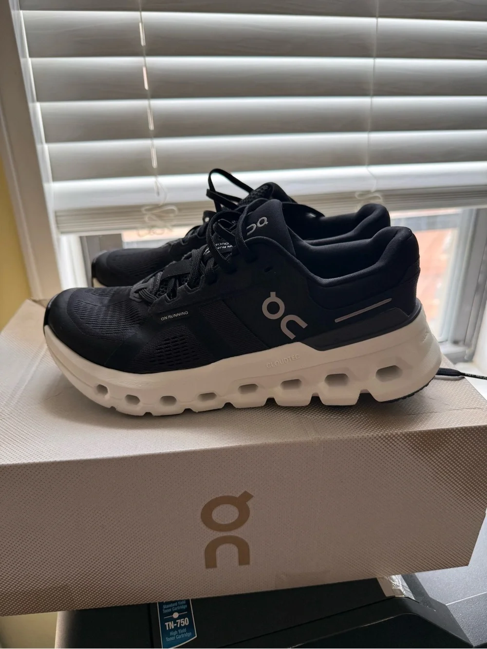 New On Cloud Women’s Black & White Sneakers – Size 7